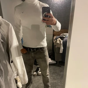 Gant polotröja - Snygg vit polo tröja som inte kommer till användning, använd ytterst få gånger och säljer då jag inte använde den längre helt enkelt. Tveka inte att höra av dig vid eventuella frågor!!