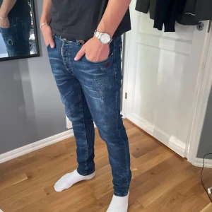 Deasquared 2 Jeans   - Tjoooo, säljer dessa dsq2 jeans på grund att dom aldrig används längre!   Skick 8,5/10  Storlek 34 En av dom mest clean modellerna av dsq2 enligt mig 🤩  Pris kan absolut diskuteras!
