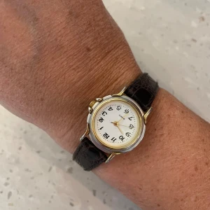 Vintage Klocka  - Superfin och nätt vintage klocka. Inget fungerande batteri. Inte testat funktionen