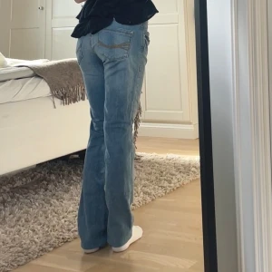 Lågmidjade jeans - Från Tom Tailor i storlek W27/L32, skulle säga att de passar xs. Superfint skick! Hör av er om ni har några funderingar🫶