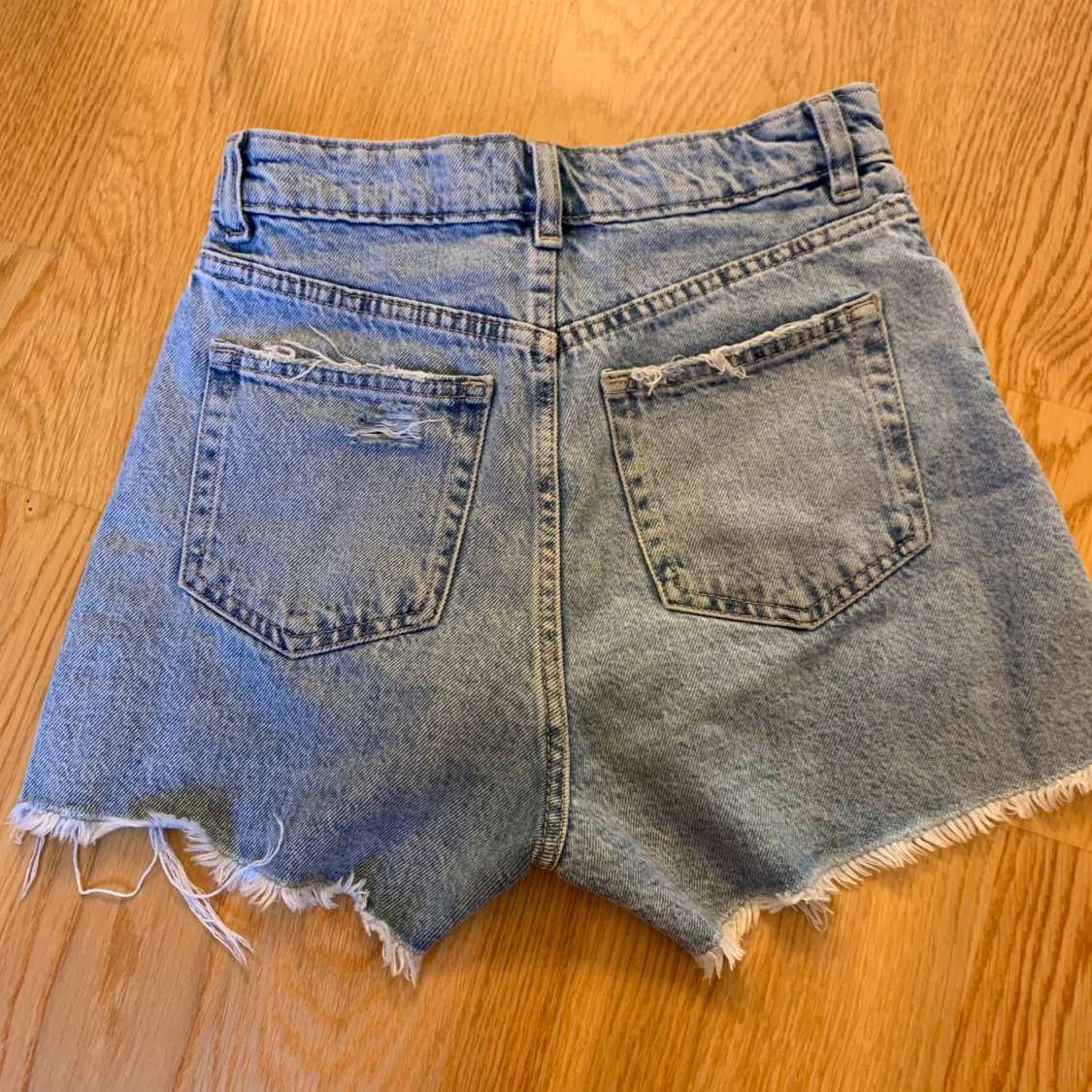 Blå jeansshorts från H&M - 90