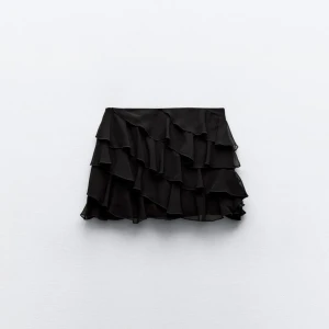 Zara volang kjol  - Helt ny volang kjol från Zara, med lappen kvar. Kjolen är i storlek M och säljs för 250kr+frakt💕