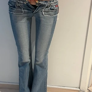 Utsvängda jeans  - Jättesnygga Low waist jeans💗stretchigt material, midjemåttet 35cm och innerbenslängden 85cm
