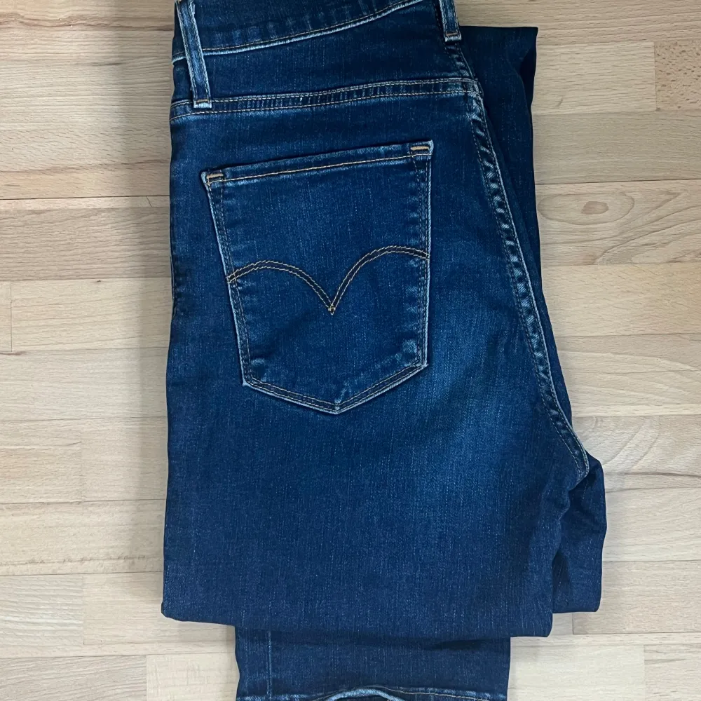 Superfina mörkblå levi’s jeans. Skulle säga att de passar någon som är 1,70 eller kortare. Köpta för 1200kr och priset kan diskuteras vid snabb affär❤️. Jeans & Byxor.