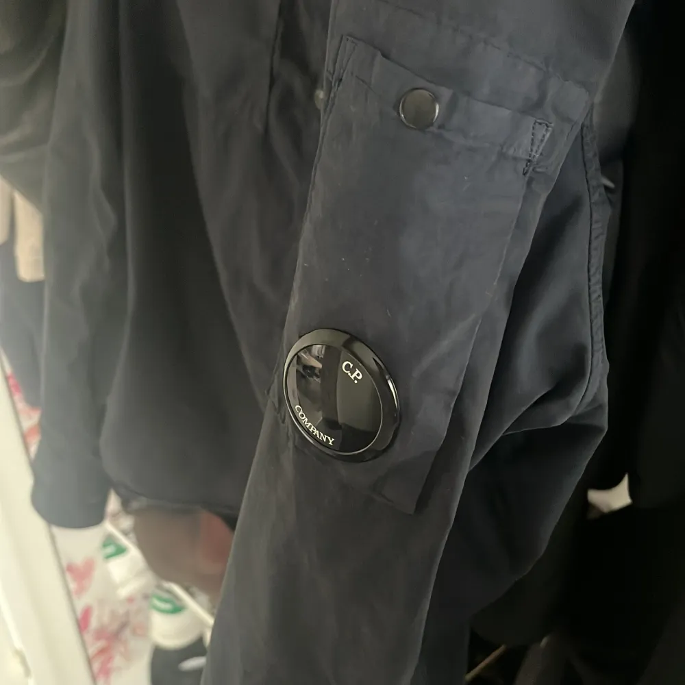 Säljer min sjukt snygga C.P company overshirt i marinblå färg. Den är väl omhändertagen och har inga defekter alls. Passa perfekt nu till hösten. Vid frågor och bilder är det bara att höra av sig. Går ner i pris vid en smidig affär✅.. Jackor.