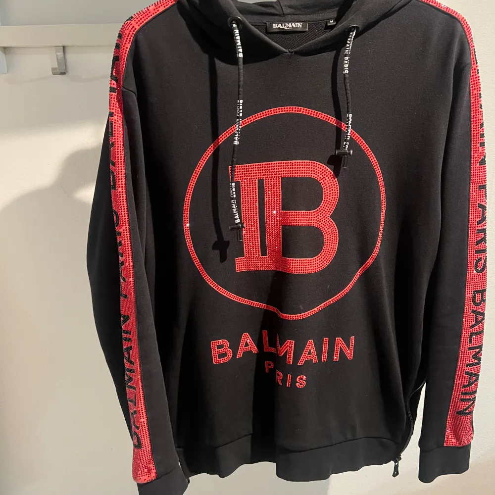 Balmain tröja, glittriga detaljer på framsidan och ärmarna. Använd men i väldigt gott skick.. Hoodies.