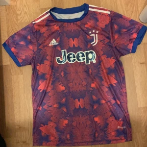 Juventus 20/21 borta tröja, Är i väldigt bra skick, har använda par gånger  - Cystor juventus tröja Size S