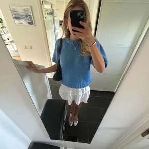 Stickad t-shirt - Säljer denna superfina blåa stickade t-shirt från asos. Använd ett fåtal gånger och är helt perfekt nu till hösten💕💕💕
