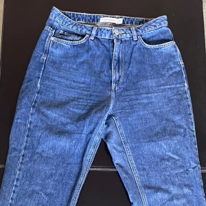 Blåa jeans  - Blåa jeans från Carin Wester i storlek 38! Något större i storleken.