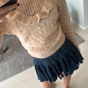 Mysig zara tröja i storlek m!💞 - Säljer denna sjukt söta zara tröjan! Jag har bara använt den en gång så den är i nyskick. Jag säljer den på grund av att jag har flera liknande tröjor. Den är jätteskön och Perfket att ha nu i höst och även i skolan!💞