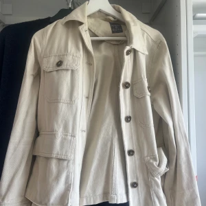 Jacka  - Super fin jacka från England😍 passar både S och XS