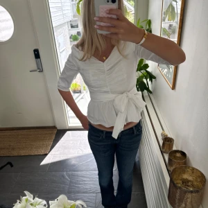 Blus med knytning  - Jätte fin blus med knytning 😍 Bortklippt lapp men skulle säga S 