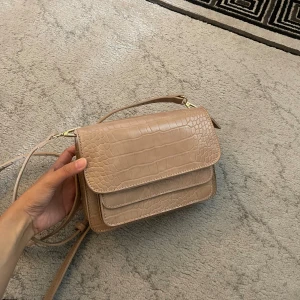 Väska - Söt väska med krockodil mönster. Bra utrymme. 