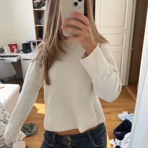 Vit stickadtröja - Tröja från &otherstories, Använd några gånger och har krympt lite i tvätten men fortfarande jätte snygg!! Nypris 590kr