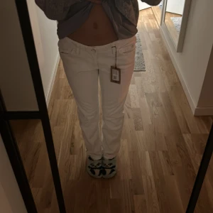Vita jeans  - Vita jeans ifrån: J & Company i storlek 28. Beställde dessa från Sellpy men gillade inte modellen på byxorna. Men väldigt fina detaljer och väldigt  bra skick!  Pris kan diskuteras 💞