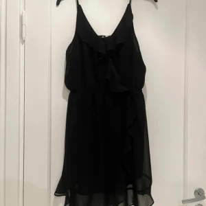 Svart klänning  - Jätte gullig svart klänning ifrån H&M😍 Knappt använd!!  Storlek: XXL, men sitter som en L