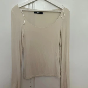 Långarmad topp - Långarmad topp med u-ringning.