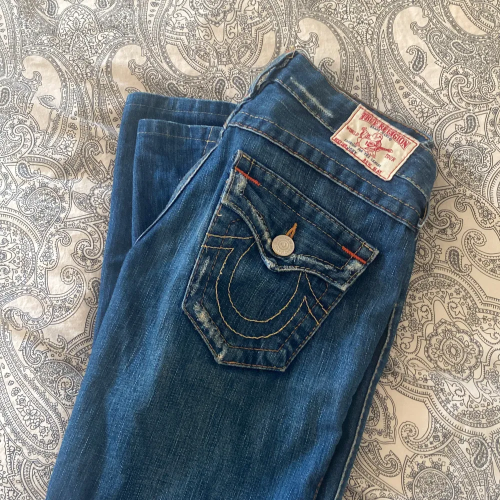 Jätte snygga lådmijade bootcut trueys! Varit favoriter länge men har tyvärr växt ur dem. Fint välbevarat skick, alla knappar kvar 🤍  MIDJEMÅTT: 37cm rakt över INNERBENSLÄNGD: 78cm Bra i längd på mig som är 166cm 🫶🏻. Jeans & Byxor.