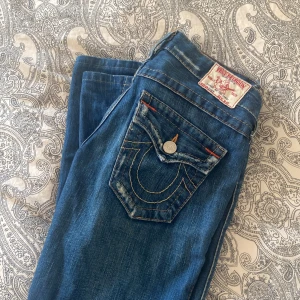LÅGMIDJADE BOOTCUT TRUE RELIGION JEANS - Jätte snygga lådmijade bootcut trueys! Varit favoriter länge men har tyvärr växt ur dem. Fint välbevarat skick, alla knappar kvar 🤍  MIDJEMÅTT: 37cm rakt över INNERBENSLÄNGD: 78cm Bra i längd på mig som är 166cm 🫶🏻