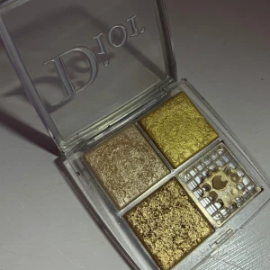 Dior highligher - Nypris 600 kr, säljer för 399 kr eftersom jag råka tappa den och en av de gick av,  köparen står för frakt.