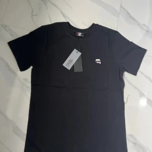 Karl Lagerfeld - Karl Lagerfeld T-shirt till salu finns i olika storlekar QR-kod finns🫡