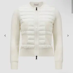 Intressekoll på min moncler cardigan💗 Kvitto, lappar, kartong samt påse får man med på köpet, den är Köpt i moncler butiken på birger Jarlsgatan i Stockholm. Storlek m men sitter jättebra på mig som brukar ha s 