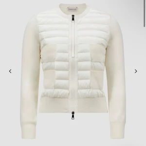 Moncler cardigan - Intressekoll på min moncler cardigan💗 Kvitto, lappar, kartong samt påse får man med på köpet, den är Köpt i moncler butiken på birger Jarlsgatan i Stockholm. Storlek m men sitter jättebra på mig som brukar ha s 