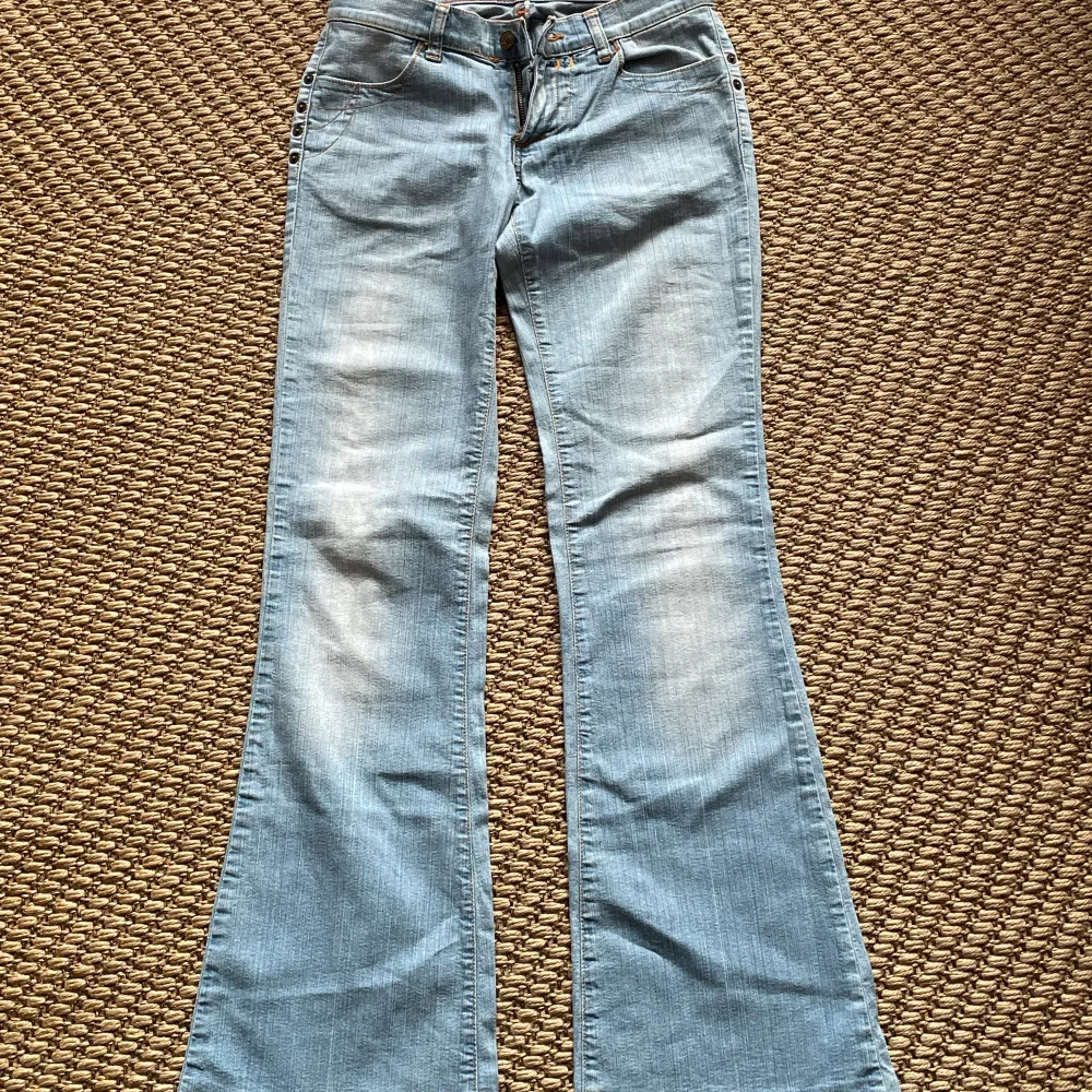 Fornarina jeans i lågmidjad, utsvängd modell. Tyget lite lätt randigt i tvätten. Jeans & Byxor.