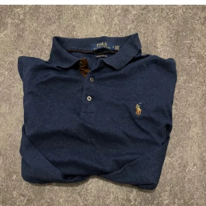 Ralph lauren långärmad pike - Mycket snygg Ralph lauren tröja i bra skick. Säljer den pga den passar inte mig längre. Priset är ej hugget i sten så tveka inte att höra av er.