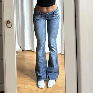 Lågmidjade Jeans - Lågmidjade jeans från Lee köpt här på plick. Jättefina men passade inte min smak. Midja 38 innerben 80. Inte mina bilder. Hon på bilden är 165 och jag 173 och dom passade bra i längden på både mig och hon ❣️🙌