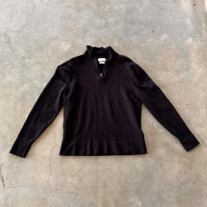 These Glory Days  - En snygg half zip tröja i 100% merinoull💸💸🤩 Tröjan är i storlek XS! 🤑🤑Ny priset på denna tröja är 1200kr💸💸🎉🎉 Men säljer den för 199🤩🎉🎉 Ifall du har någon fråga om priset eller om du vill ha fler bilder på tröjan, så är det bara att höra av sig🎉🎉💸🥳