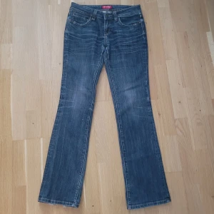 Lågmidjade jeans - Super snygga mörkblå lågmidjade jeans från Orsay. Midja rakt över: 39 cm. Inneben: 84 cm. Står ingen storlek men skulle säga att dem är ca storlek 36/38 eller W29/W30. Allt slitage syns på bilderna. Kontakta gärna om du har några funderingar🩷