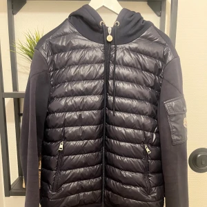 Moncler cardigan  - Tvär bra skick ! Kom pm för bild på små flaws. Storlek L. Öppen för byten 