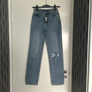 Jeans från Pretty Little thing - Helt oanvända jeans med prislappen kvar. Storlek 32