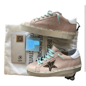 Golden Goose sneakers  - Golden Goose sneakers. Köptes på Vestire, äkthetsbevis finns. Köptes för 3900 kr helt nya med prislapp kvar. Bra skick dock har lite av sulan lossnat (se bild fem). Dust bag och ”Golden Goose passport” medföljer samt alla tre snören (turkosa orginal)