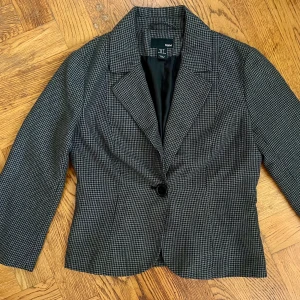 Rutig kavaj från H&M - Säljer en snygg rutig kavaj från H&M i storlek 36. . Kavajen är i ett stilrent svart och grått mönster och har korta ärmar. Passar perfekt till höst- och vårsäsongen!