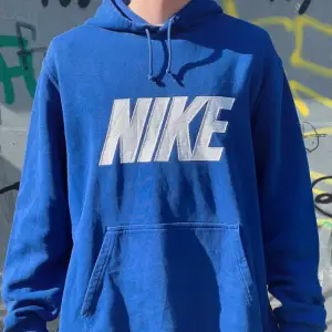 Very cool and base hoodie by Nike  Size: Xl (model 1.76/65) Condition: 10/10 Any additional questions/photos in dm! HAVE A GOOD DAY!