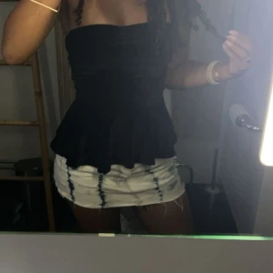 Snygg kjol  - så snygg kjol som man kan ha nu under hösten och vinter på fin middagar eller fest!!! Sånt coolt mönster som passar as bra till svart eller vitt :) Kontakta vid mer frågor 🥰