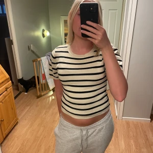 Randig topp - Snygg randig topp ifrån Ginatricot. Bara använd 2-3 gånger och ser ut som ny. Det är storlek xl men passar även de som har M (jag har vanligtvis M). Små i storleken.