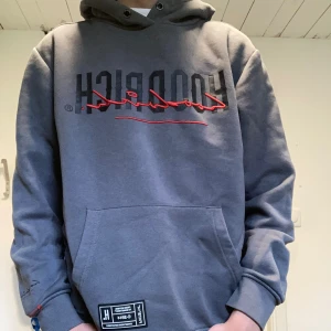 Hoodrich Hoodie! - Snygg Hoodie från Hoodrich i storlek S Skick: 10/10  så gott som ny Nypris: 750  Vårt pris: 200🔥