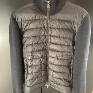 Moncler Cardigan - Säljer min moncler cardigan som är i väldigt bra skick. Storlek M, passar S-M Kvitto finns Färg: Svart/Blå Skicka pm om ni undrar något eller vill ha fler bilder😊 Mvh Adam