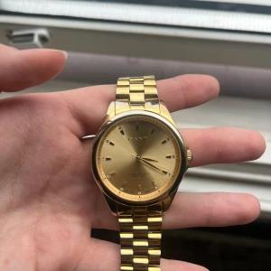 Klocka  - Hej jag säljer min Gant klocka då den inte kommer till användning länge. Den är i bra skick har dock en liten repa på ena hörnet, repan syns bara i vissa vinklar. Man får dock byta batteri själv ligger runt 200kr.