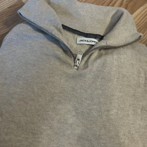 Jack & Jones tröja - En jätte fin halfzip tröja ifrån Jack & Jones, för mer bilder skriv!💥