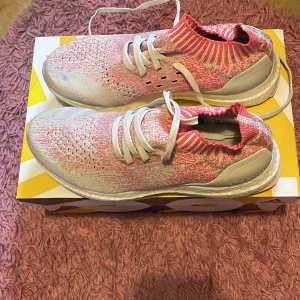Utra boost skor storlek 38 - Helt fräcsha andvänd 5 gånger, jätte bekväma skor passar sig efter foten, bra för gym 