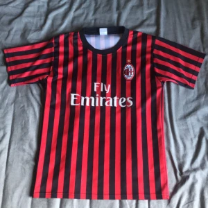 AC Milan fotbollströja med Ibrahimović 21 - Säljer en AC Milan tröja med Zlatan Ibrahimovic på ryggen. Fint skick och knappt använd! Pris går att diskuteras!