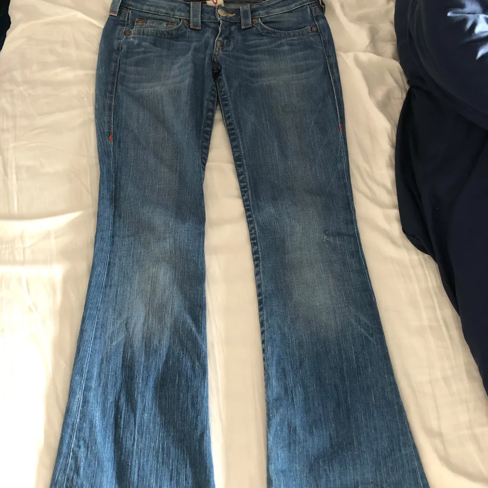 Jättefina true religion jeans❤️ Midjemått 37 cm, innerbensmått 78, ytterbensmått 99❤️Jag är ca 170 Har några tecken på användning, det syns på bilderna❤️ St 27 Var inte rädd att höra av dig tex om du har frågor eller vill ha fler bilder❤️. Jeans & Byxor.