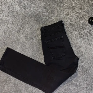 Nudie jeans - Tjena, säljer ett par Nudie jeans modellen lean Dean i ett mycket gott skick, nypris: cirkus 1400kr. Det står att dem är 33/32 men skulle säga att de är mer som 32/32.   Dessa jeans passar perfekt nu till kyligare tider!