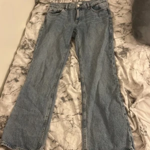 Low waist jeans - As fina jeans. Andvänder inte dom längre tyvärr så därför ja säljer!💞 Går värkligen å stayla med allt! Köpta för 600
