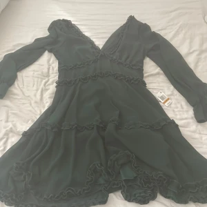 Jättefin klänning - Jättefin grön klänning som är ifrån USA. Märket är B.Darlin , 3/4 (amerikansk storlek) och skulle säga stt den passar xs-s. Säljer då den tyvärr är för liten på mig. Den är i helt nytt skick och är endast prövad. 