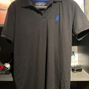 Polo cambridge club piké  - Storlek M och knappt använd eftersom den är för stor för mig. Nypris är 1700. Hojta till vid funderingar!